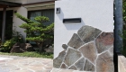 愛知県岡崎市のリフォーム外構;景観を損なわないデザインで門柱をリフォーム