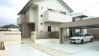 愛知県西尾市の新築エクステリア;建物と調和するお洒落なシャッターガレージのある外構
