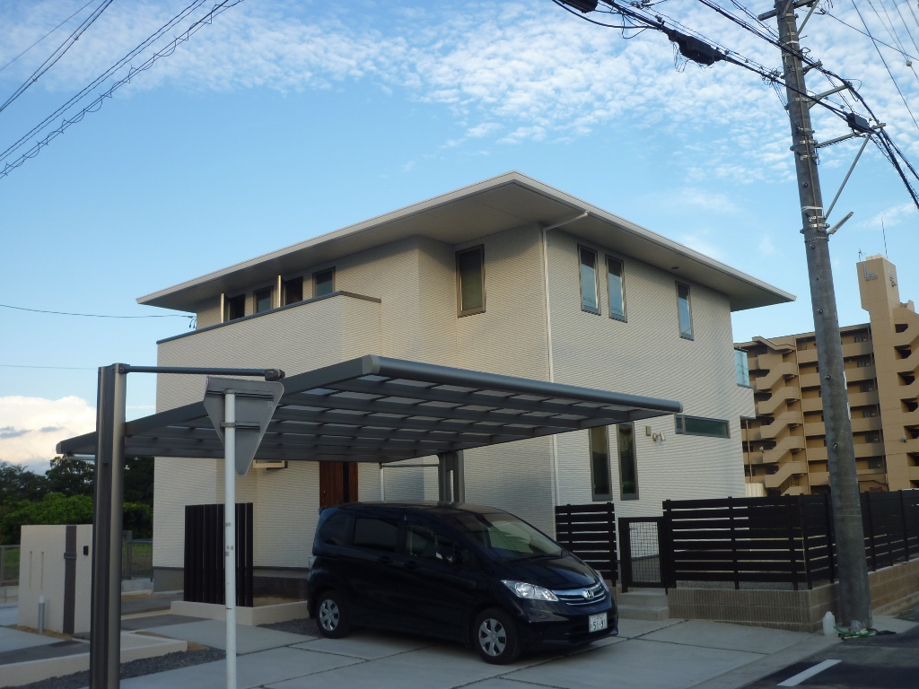 刈谷市のモダンな建物に調和する三協アルミ フォーグのスタイリッシュなデザイン