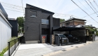 愛知県岡崎市の新築エクステリア;高級感のある黒と赤いポストがスタイリッシュなモダン外構
