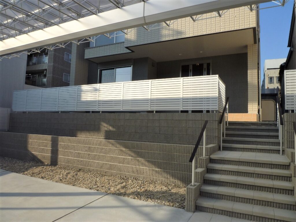 岡崎市のアプローチ造造作階段とLIXIL手すりアーキレール