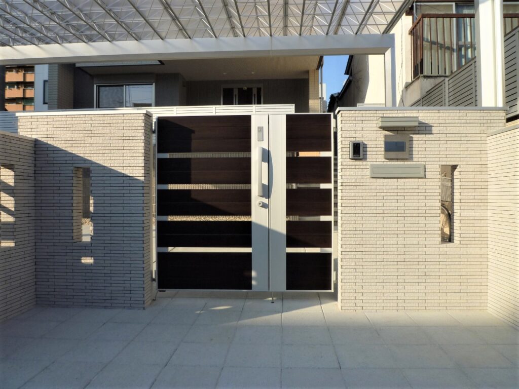 岡崎市のクローズド外構 親子門扉と高級感のあるタイル貼り門柱