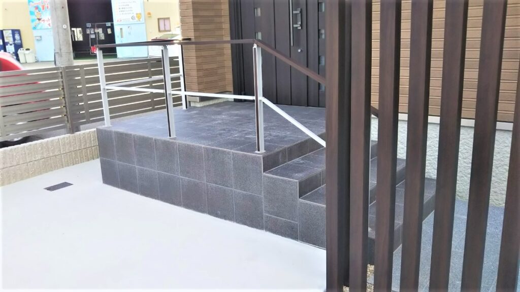 岡崎市 玄関ポーチに設置されたLIXILの木調手すりアーキレール
