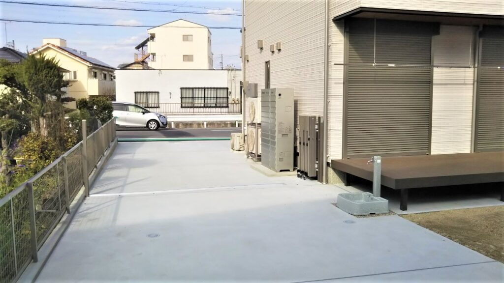 岡崎市駐車場工事 飛び出し防止や防犯に配慮したLIXIL伸縮門扉アルシャインⅡ