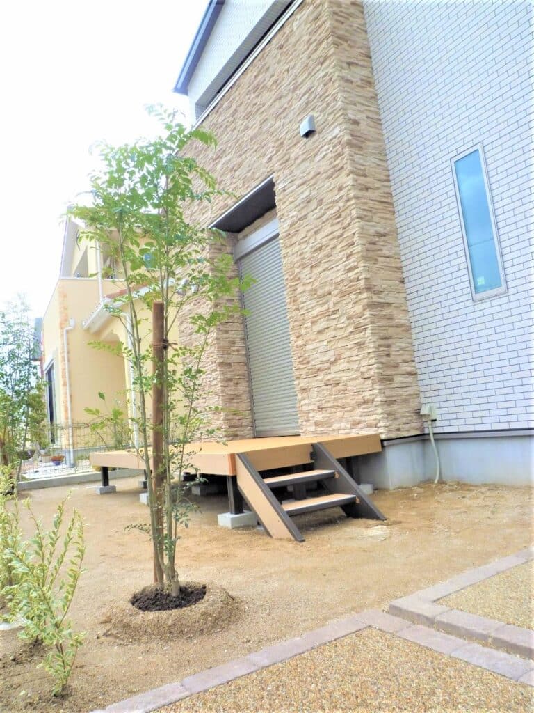 岡崎市でアウトドアリビングとして活用できるウッドデッキスペースの様子