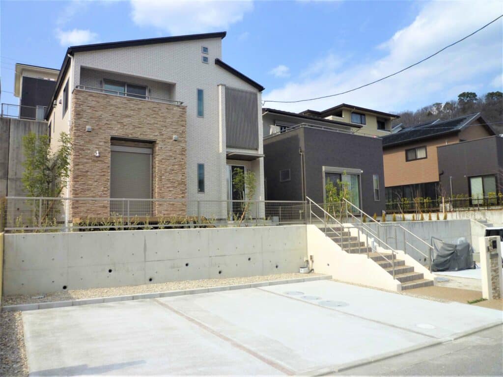 岡崎市でのすっきりと魅せる駐車場と階段のトータルコーディネート