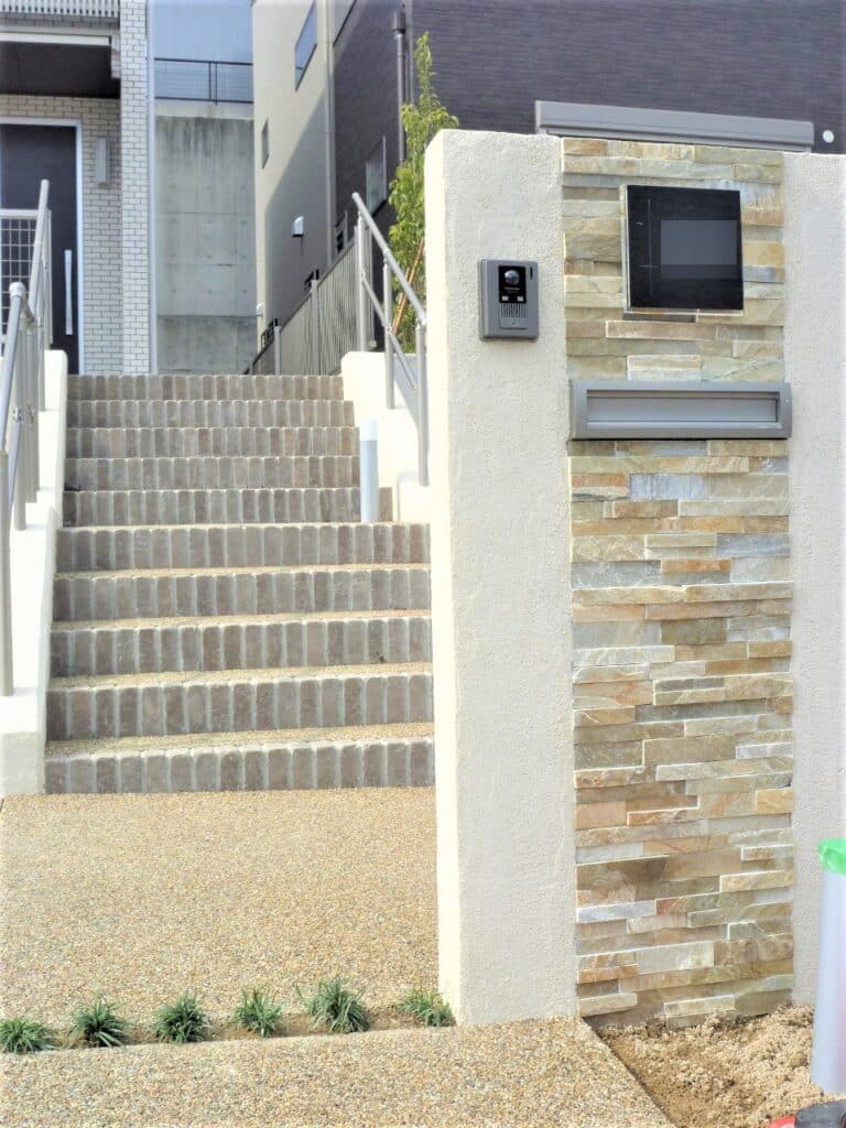 岡崎市での天然石をあしらった重厚感のあるこだわりの門柱の様子