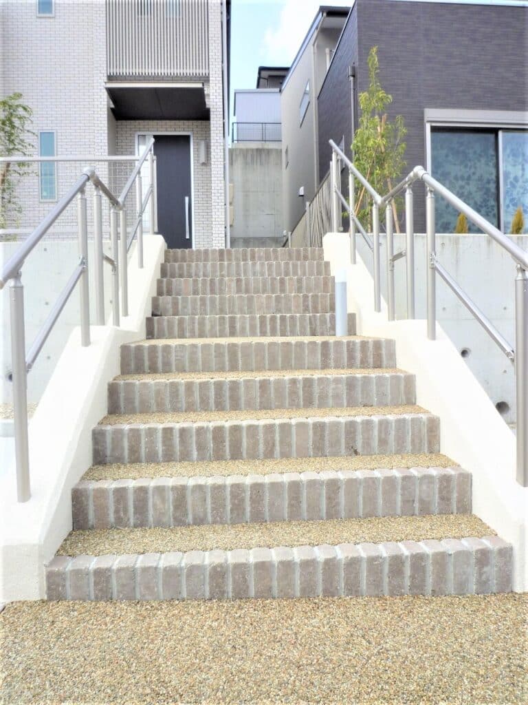 岡崎市でレンガと洗い出し仕上げを取り入れたナチュラルモダンな階段の様子