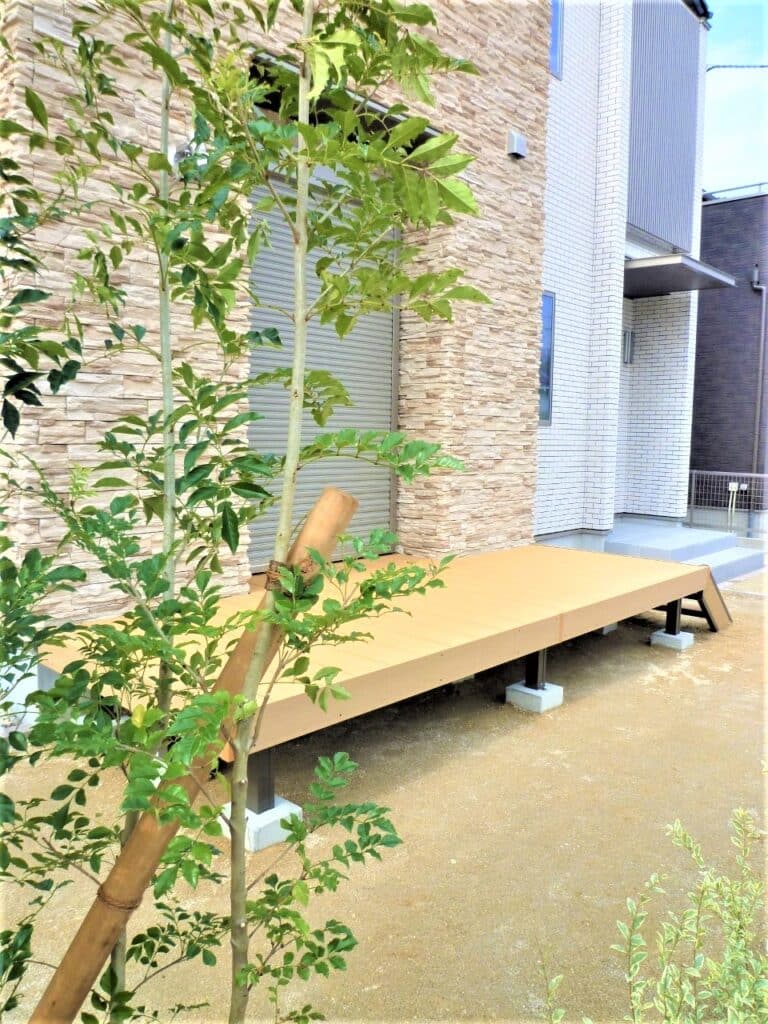 岡崎市でのウッドデッキ周辺のメッシュフェンスと植栽による景観づくりの様子