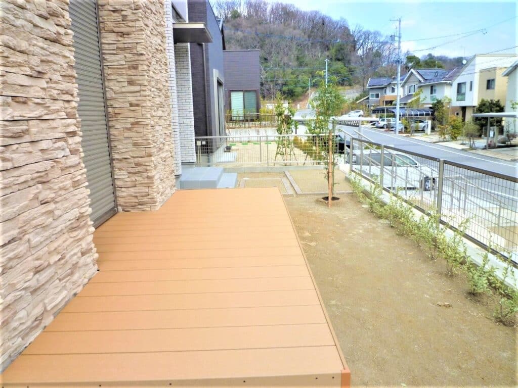 岡崎市のリビングからフラットにつながる開放的なウッドデッキの様子