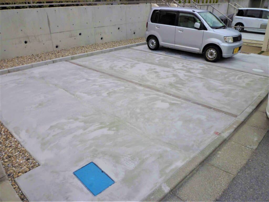 岡崎市での普通車3台分をゆったり駐車できるシンプルな駐車場の様子