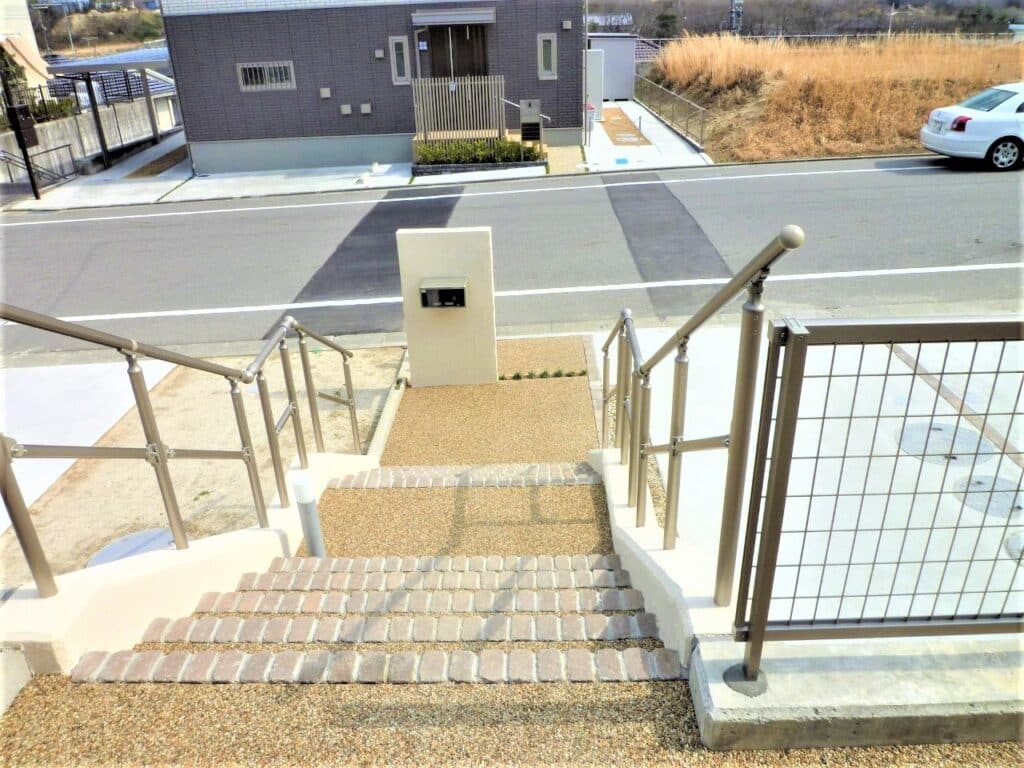 岡崎市における階段の途中に踊り場を設けた安全な動線設計の様子