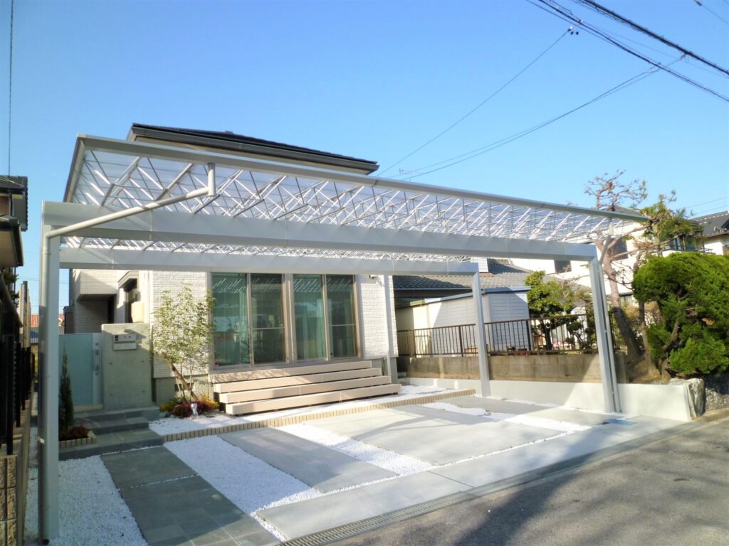 岡崎市の広いカースペースに設置された三協アルミのM.シェード全景