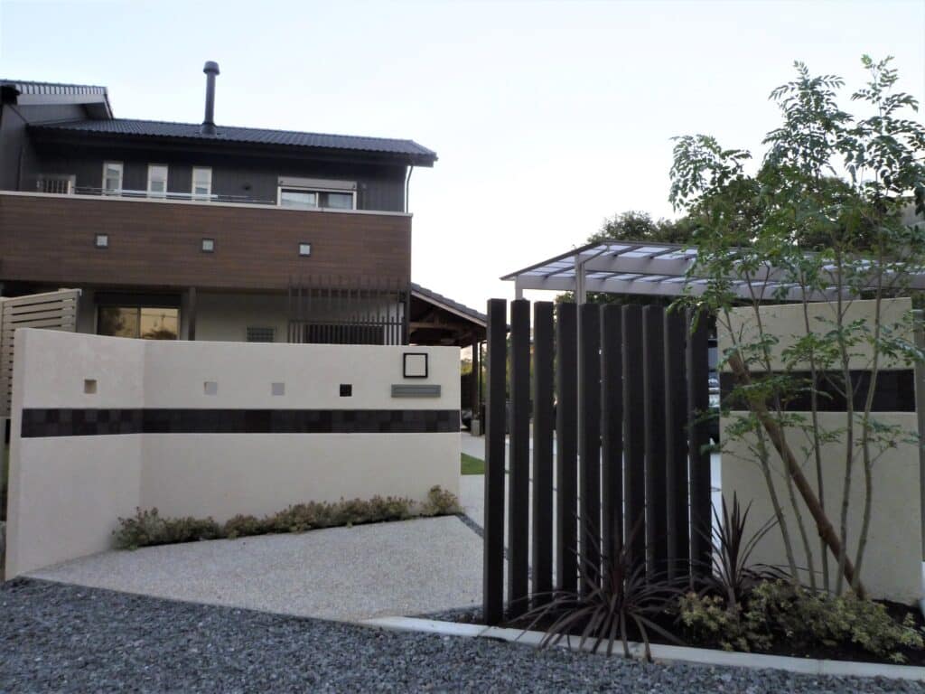 豊田市の和モダン外構を彩る門周りのシンボルツリーと緑豊かな植栽