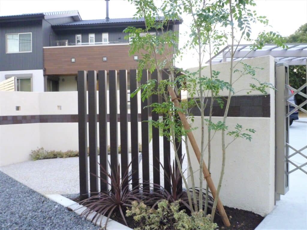 豊田市の門柱に添えられた和モダンな縦格子スリット