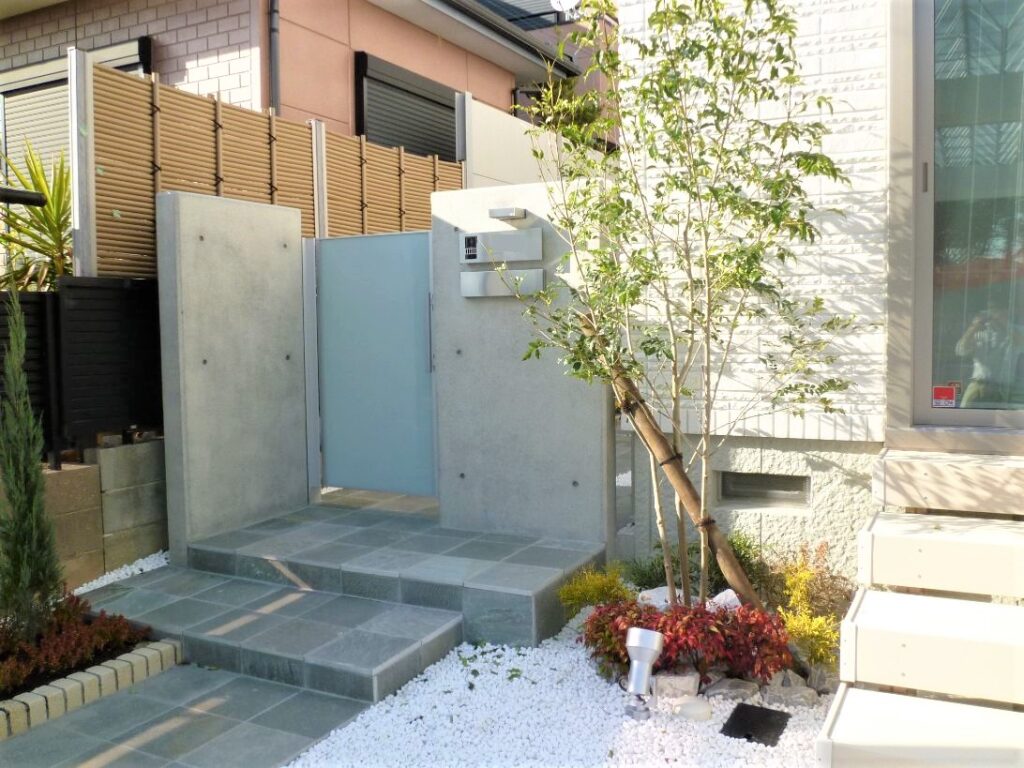 岡崎市のお住まいに調和するコーティング加工を施したコンクリート打ちっ放し門柱