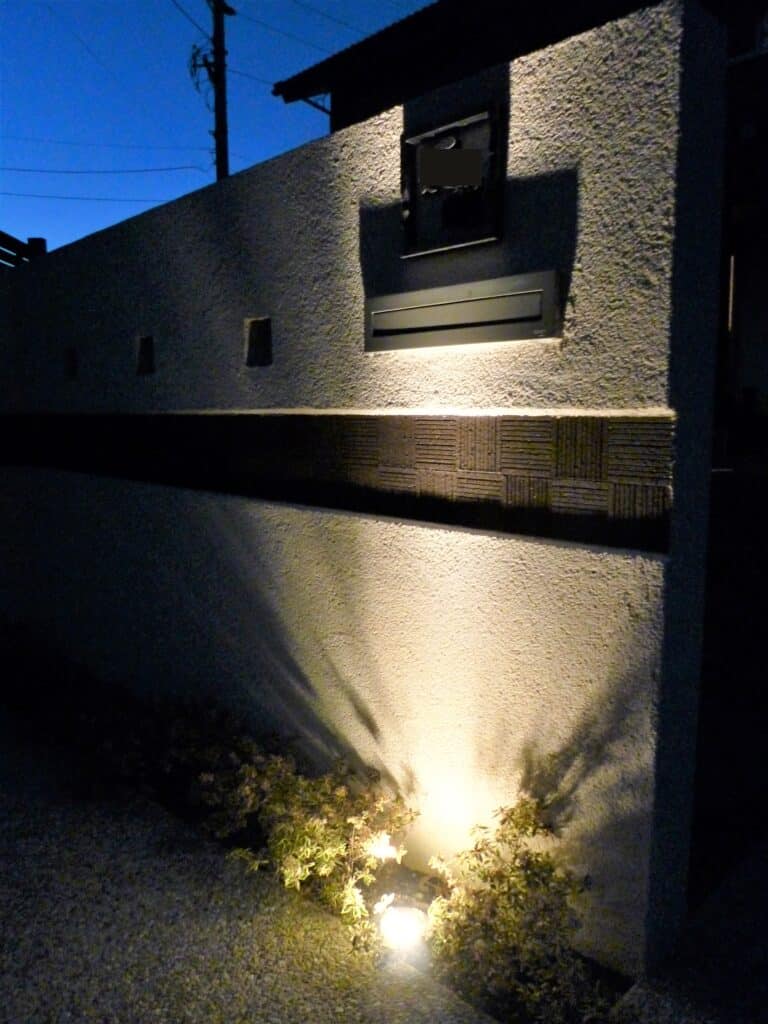 豊田市の新築外構で設置した門柱と植栽を照らすアップライトの夜景