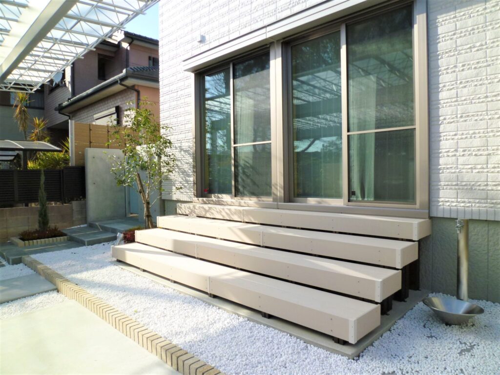 岡崎市のお庭に設置されたホワイトカラーのタカショー「エバーエコウッドⅡ」