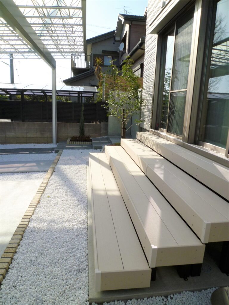 室内からの出入りがスムーズな段々仕様に設計されたホワイトウッドデッキ