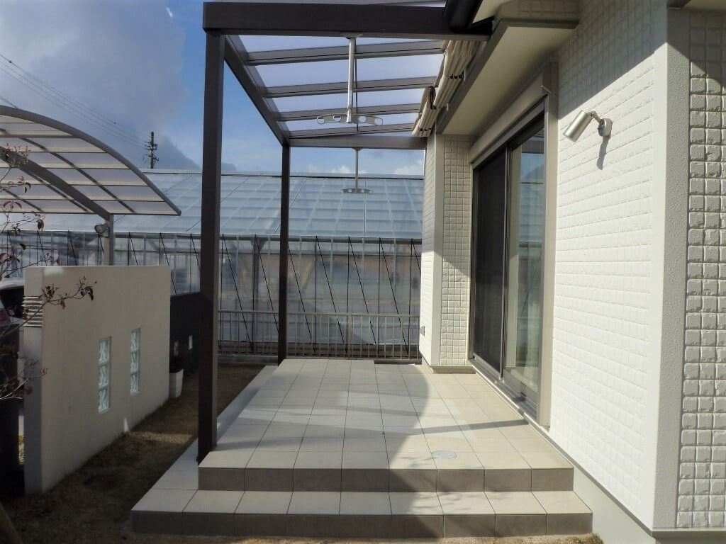 タイルデッキとテラスで リビングとお庭をつなぐ癒しの空間を演出 無料見積 カーポート ウッドデッキ テラス屋根は愛知県のエクステリア 外構 ライフ ランド