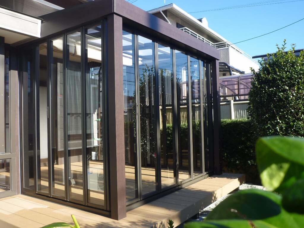 LIXILジーマは、全面ガラス扉のフルオープンタイプで、お庭と室内の隔たりを感じさせない作り