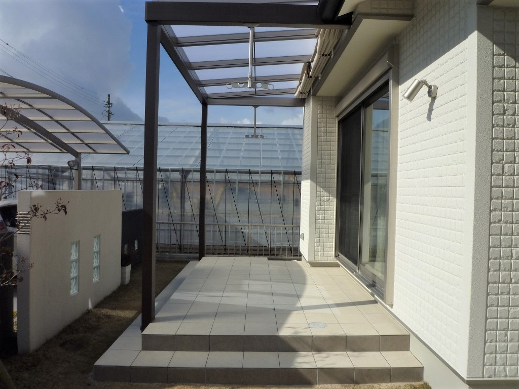 天候に左右されにくい快適な半屋外空間