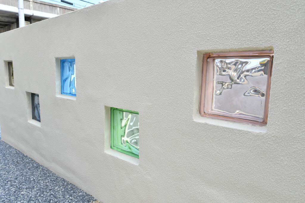 カラフルなガラスブロックを使った門柱のデザイン｜愛知県みよし市を中心に三河地区№1スタッフ数のエクステリア・外構　ライフ・ランド