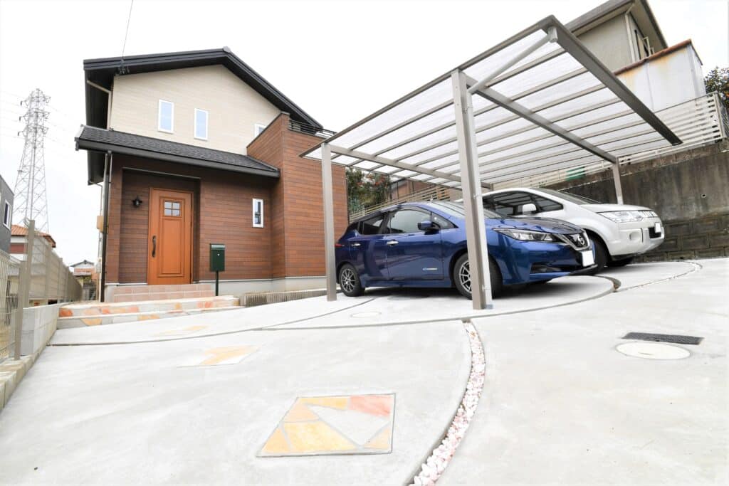アールの目地が優しい雰囲気の駐車スペースに