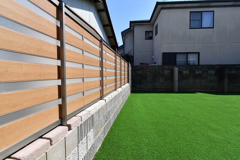 愛知県岡崎市の新築エクステリア;人工芝が美しい広々としたお庭