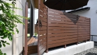 愛知県蒲郡市の新築外構；フェンスと同様の素材で違和感のない門扉