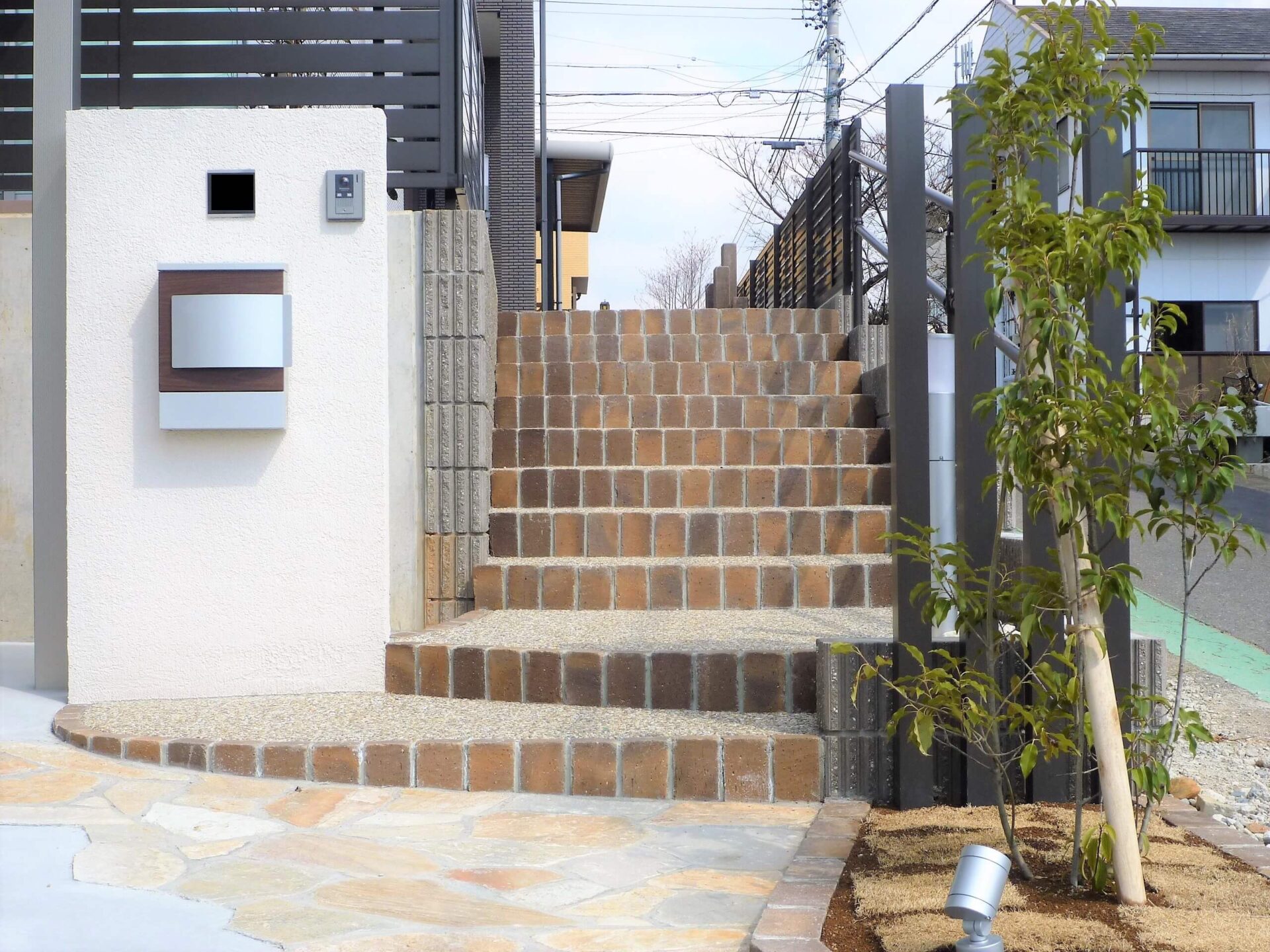 玄関アプローチに階段は必要 あると便利な快適機能のご提案 無料見積 愛知県のエクステリア 外構 ライフ ランド