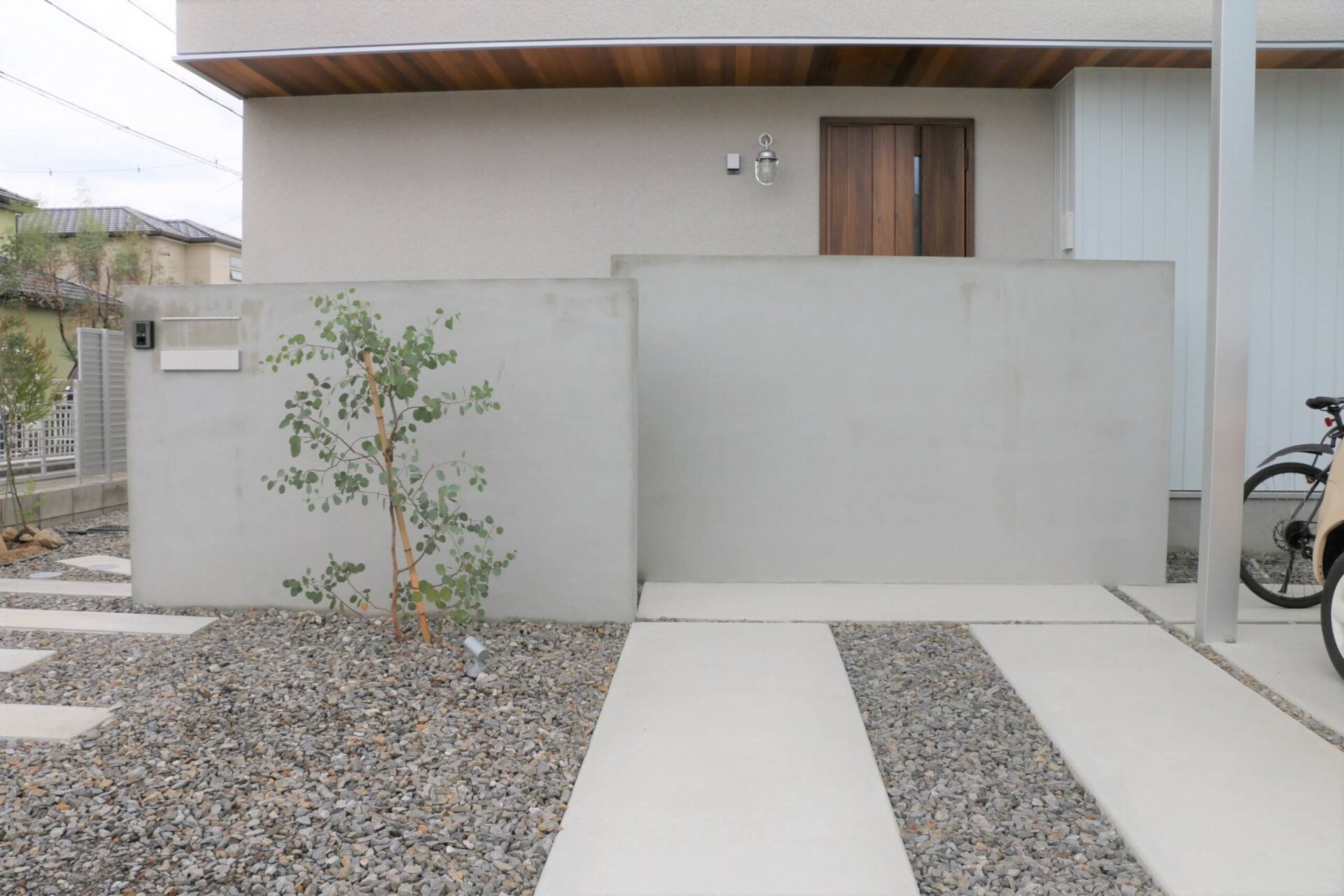 シンプルデザインで統一された新築外構 無料見積 カーポート ウッドデッキ テラス屋根は愛知県のエクステリア 外構 ライフ ランド