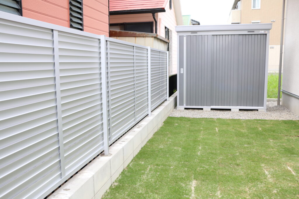 岡崎市の新築エクステリア:明るく鮮やかな天然芝のお庭