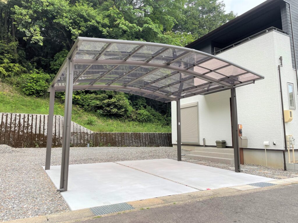 岡崎市に設置されたLIXILの2台用アール型カーポート ネスカR