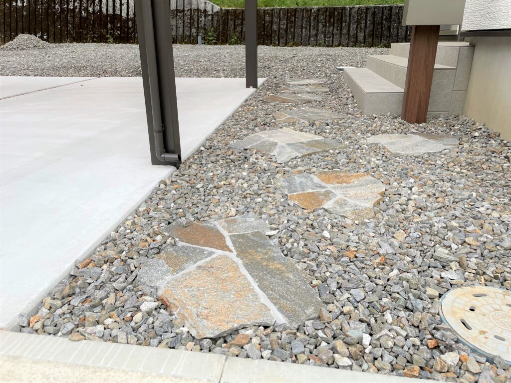 岡崎市の和風モダン外構 高級天然石ワズストーンの飛び石アプローチ