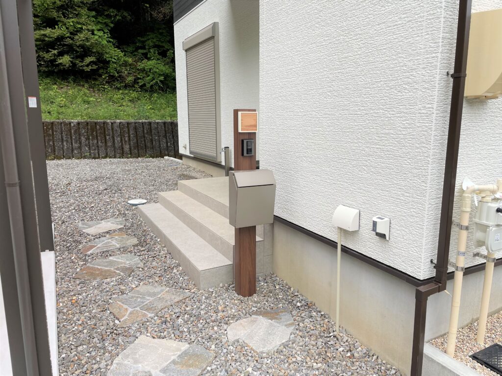 岡崎市で設置したLIXIL機能門柱FWと木の温もりを感じる銘木表札