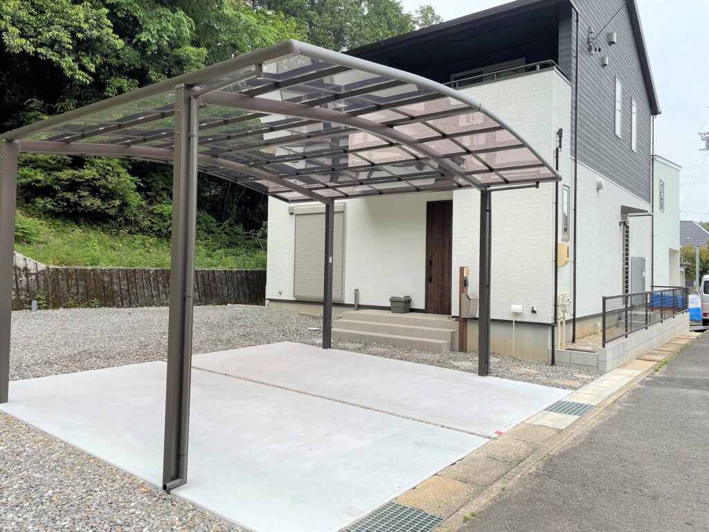岡崎市の新築外構 ハイルーフ車対応の落ち着いたブラウン系カーポート柱