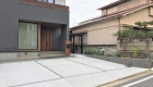 愛知県岡崎市の新築エクステリア：コンクリート打ちの駐車場