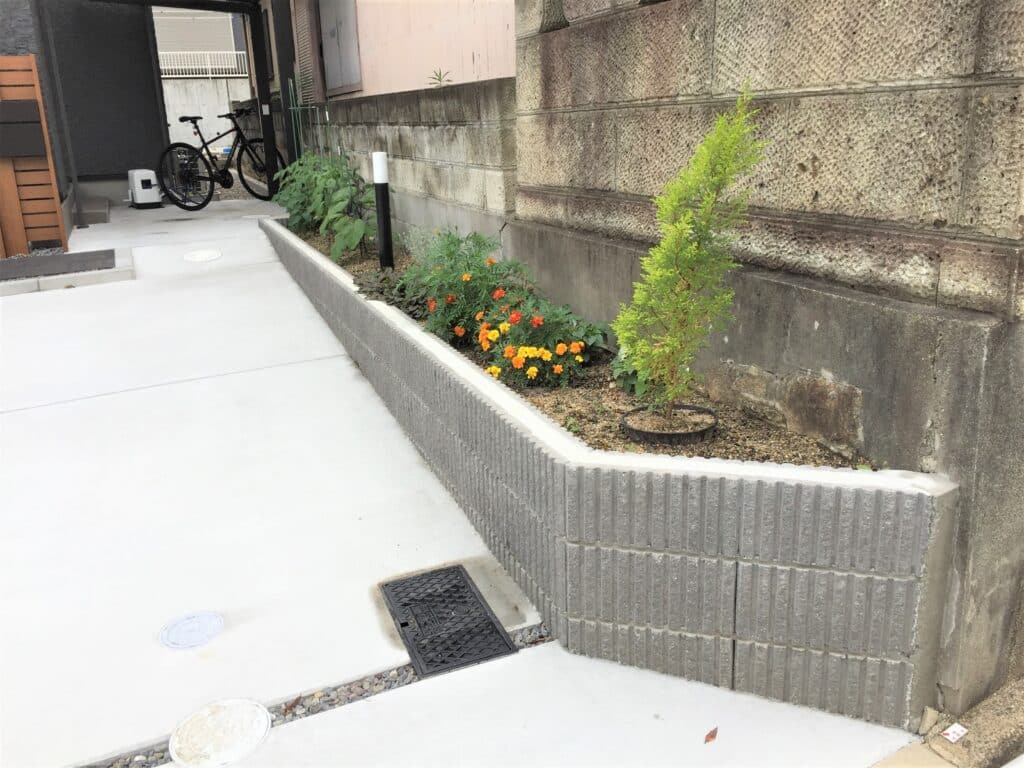 化粧ブロックを積んで作成した隣地境界の簡易花壇スペース