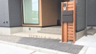 愛知県岡崎市の新築エクステリア：平板のアプローチと機能門柱
