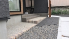 愛知県岡崎市の新築エクステリア：建物と色味のあったコンクリート平板