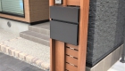 愛知県岡崎市の新築エクステリア：木目調の機能門柱