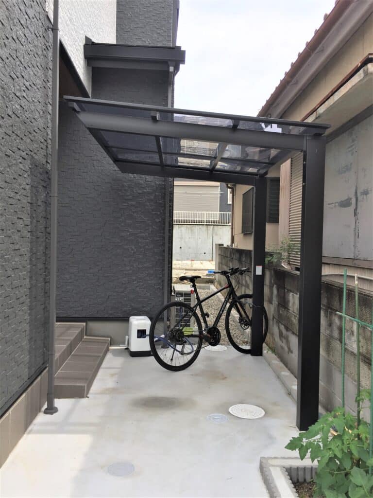 駐車スペースからスムーズに出入りできるスロープ付きサイクルポート