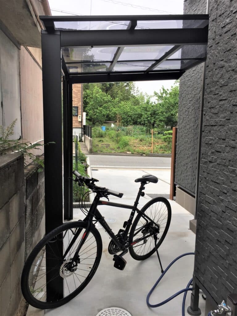 クリアブルーの屋根パネルを採用したフラット屋根のサイクルポート