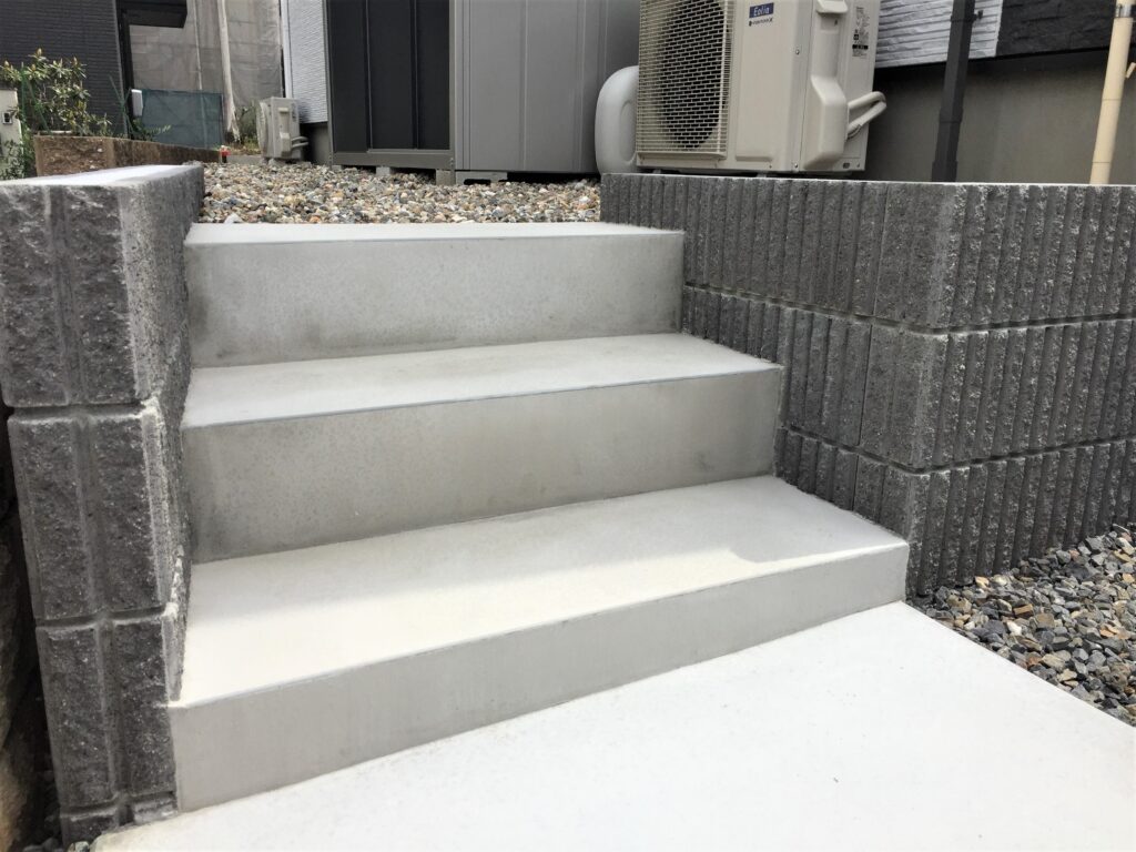 岡崎市の新築外構で設置した建物横の勝手口・物置へ続く階段