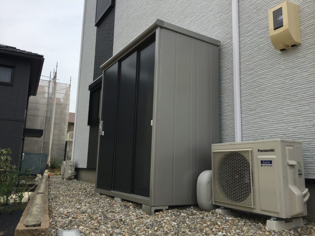 建物裏手のアウトドア用品等を収納するヨド物置