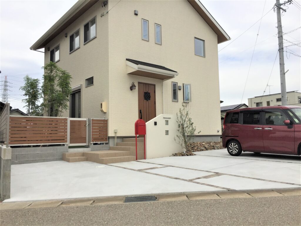 西尾市のナチュラルモダン外構と赤いボビポストが目を引く完成全景