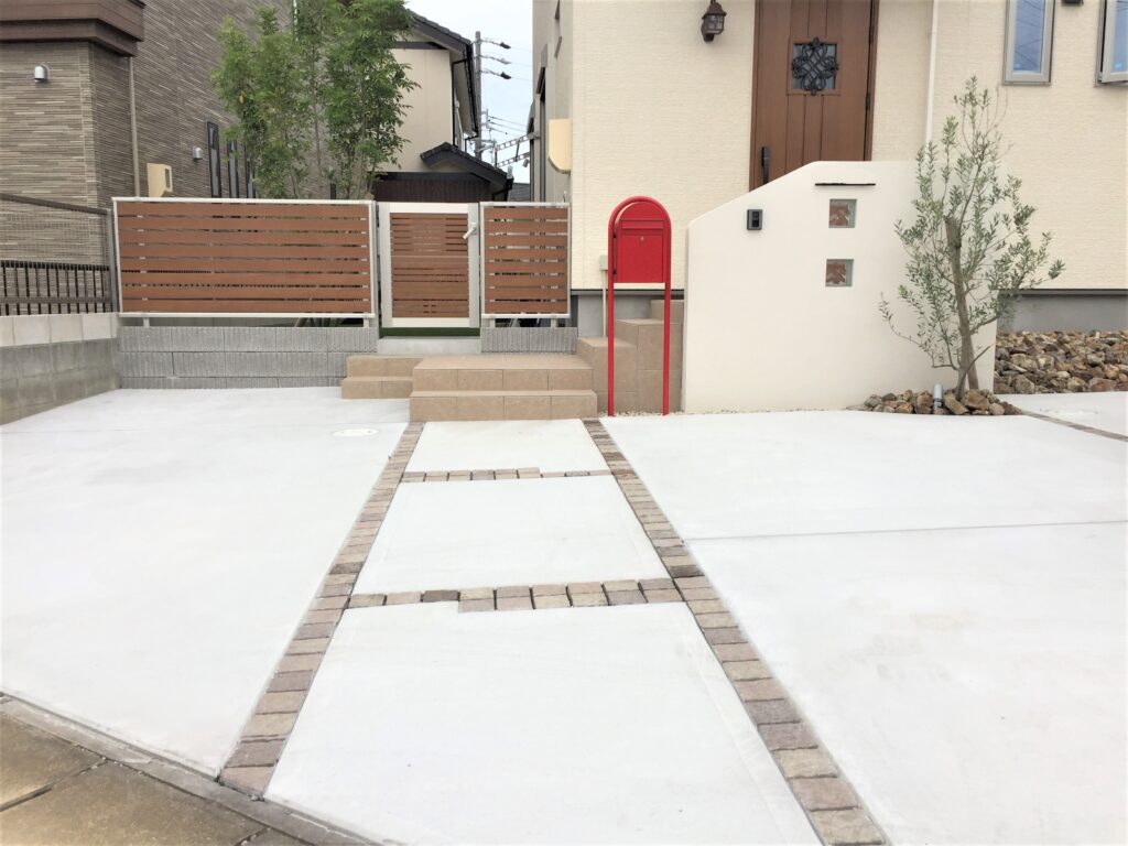 西尾市の赤いボビのポストが彩る外構デザイン