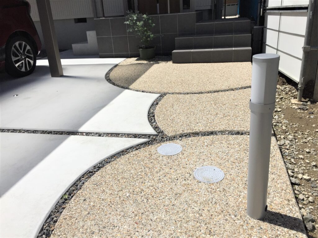 岡崎市の外構施工例 洗出し仕上げと砕石スリットのアプローチ足元