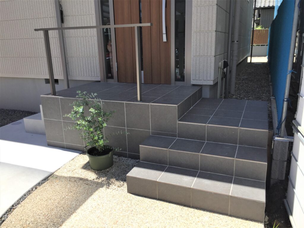 岡崎市の新築外構 2方向から上れる玄関ポーチの造作階段